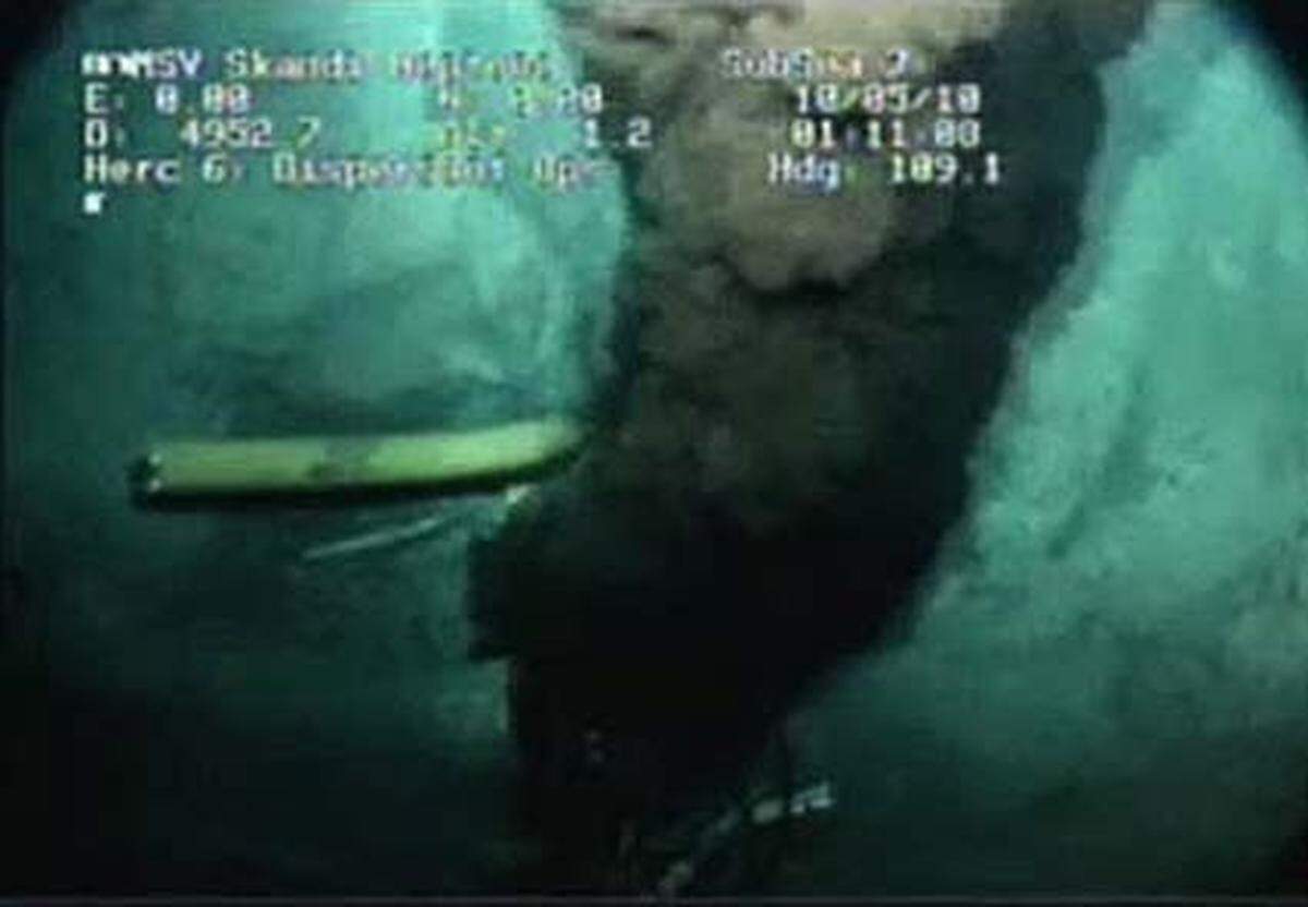 Ein Live-Video vom Meeresgrund zeigt, dass mehr Öl ins Wasser austritt, als BP bisher schätzte.