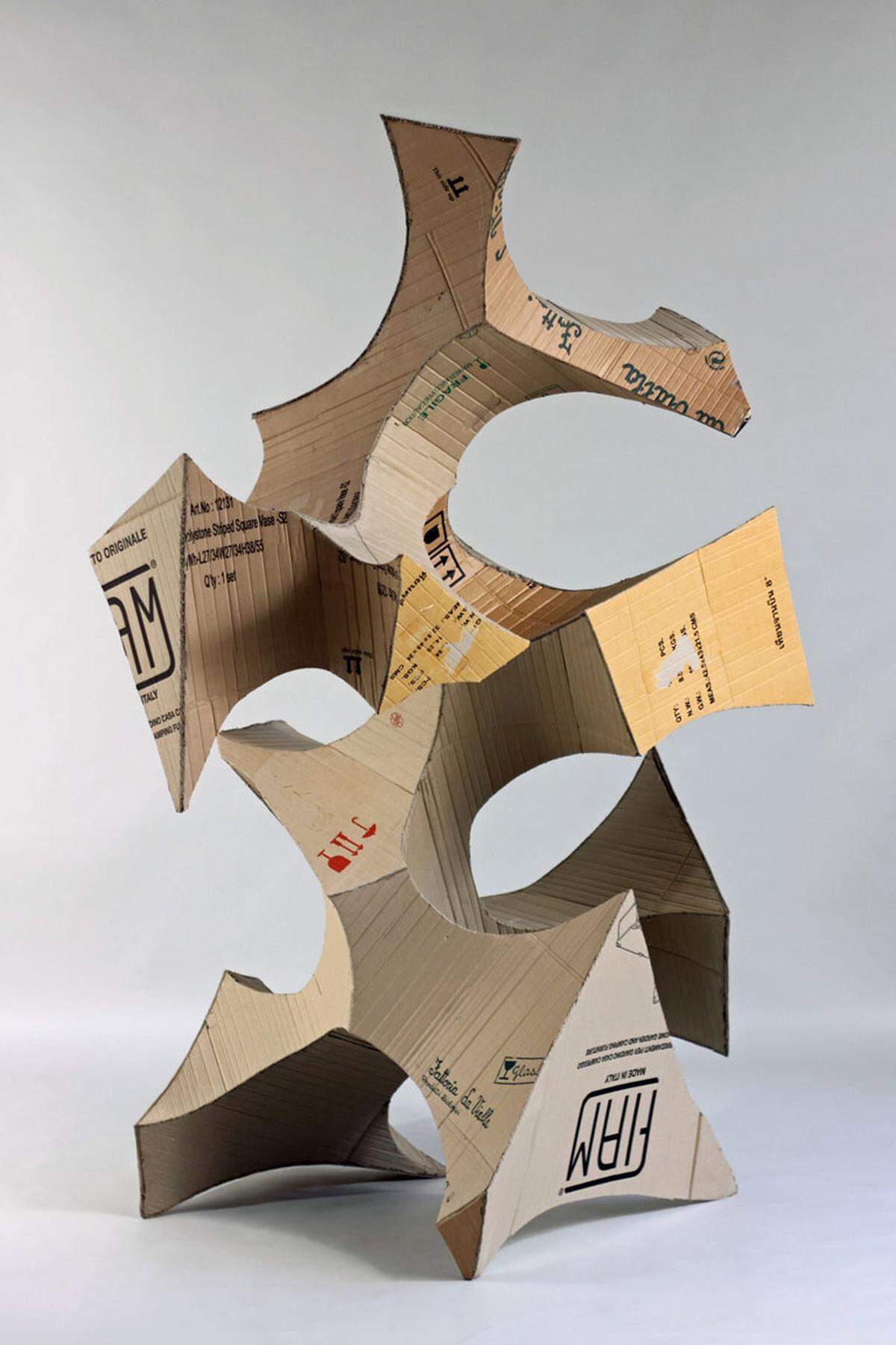 Der Bildhauer Robert Puczynski ist einer von vielen La-Vialla-Kunden. Nur trägt er deren Versandkartons nicht zum Altpapiercontainer, sondern macht daraus Kunst. Skulpturen über Galerie Jünger, Baden.