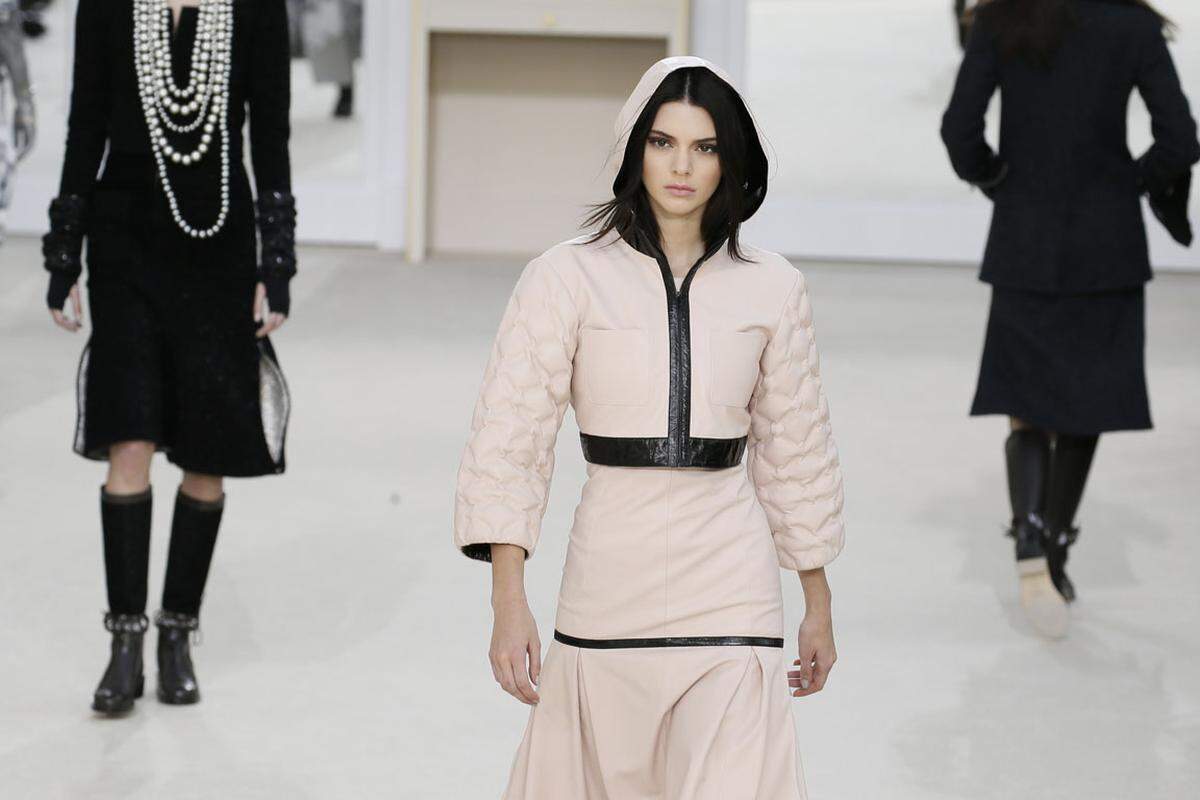 Der deutsch-französische Designer Karl Lagerfeld hat der kleinen Chaneljacke einmal mehr eine Verjüngungskur verpasst. Hier an Kendall Jenner verwandelt sich die Ikone beinahe schon zur Bomberjacke.   