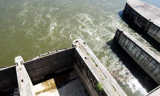 Am Fuß der Wehr kommt das Wasser aus dem Turbinengang wieder an die Oberfläche.