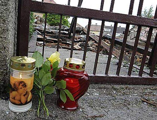 Kerzen sollen an die fünf Todesopfer erinnern, die aus den Trümmern des Mehrfamilienhauses geborgen worden sind.