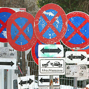 Baustellentafeln Halten verboten