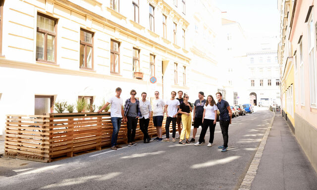 Das Atelier Kopfhoch und sein Parklet in der Luftbadgasse im sechsten Bezirk.