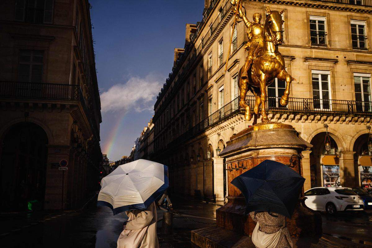 22. Februar. Stürmisch-wechselhaftes Wetter in Paris, fotografiert bei einer Skulptur von Johanna von Orléans.
