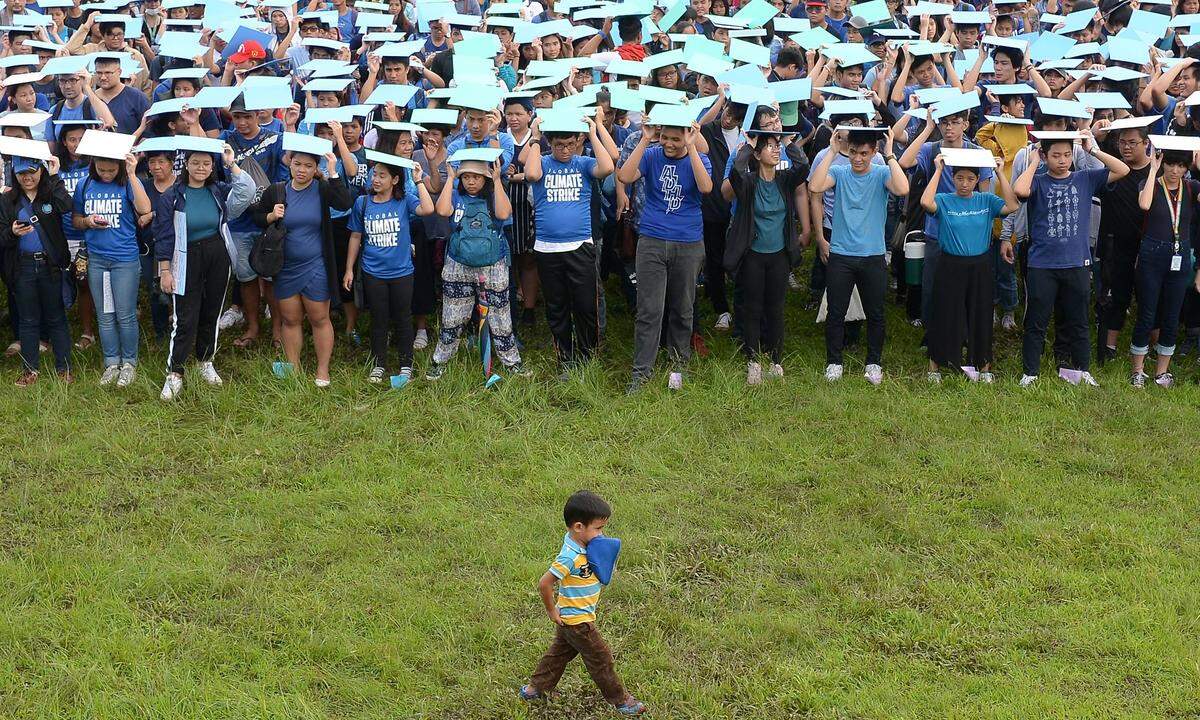 Auf den Philippinen, die nach Angaben von Experten besonders vom steigenden Meeresspiegel und von immer stärkeren Stürmen bedroht sind, demonstrierten tausende Menschen. "Es gibt viele Menschen hier, die die Auswirkungen des Klimawandels schon spüren können, zum Beispiel mit Taifunen", sagte Yanna Palo, 23 Jahre alt, bei einer Demonstration in der Hauptstadt Manila.