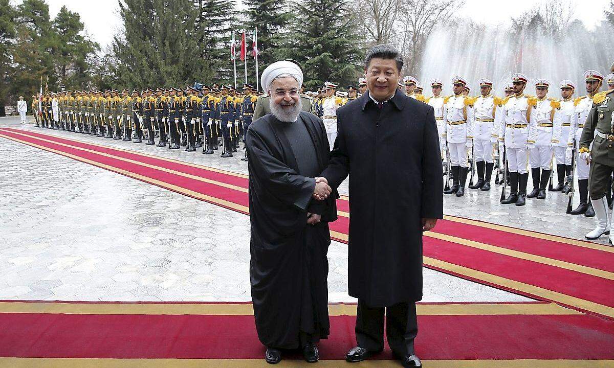 Chinas Staatsmedien haben den Ausstieg von US-Präsident Donald Trump aus dem Atomabkommen mit dem Iran scharf kritisiert. Die Tageszeitung "China Daily" sprach am Mittwoch von "einer Bedrohung für die Weltordnung". Wenn der Iran-Deal auseinanderfallen sollte, könnte das auch Hoffnungen für eine Lösung ähnlicher Krisen und Verhandlungen wie über den Atomkonflikt mit Nordkorea einen Schlag versetzen. Indem die USA einseitig ein multilaterales Abkommen aufkündigten, gäben sie ein "sehr schlechtes Beispiel". "In einer Welt der gegenseitigen Abhängigkeiten ist kein Raum für reinen Egoismus", schrieb der Kommentator. "Wenn Trumps Amerika-Zuerst-Doktrin bedeutet, dass die USA ihre eigenen Interessen auf Kosten anderer Länder verfolgen, werden die USA früher oder später zunehmend isoliert auf der Weltbühne dastehen."