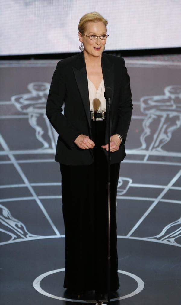 "In Hollywood sieht heute fast jeder grotesk aus." Sie selbst stehe zu ihrem Alter, erzählte Meryl Streep vor Kurzem der "Welt am Sonntag" zum Thema Jugendwahn. In dieser eleganten Kombination von Lanvin lieferte die 65-Jährige einen zeitlosen Oscar-Auftritt.