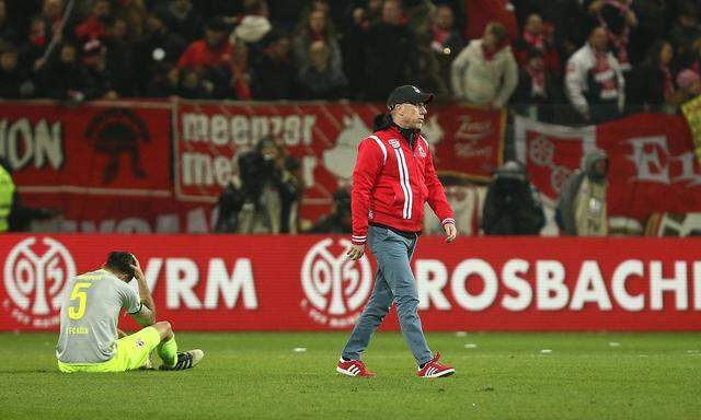 Trainer Peter Stoeger Koeln ist enttaeuscht links Dominic Maroh Koeln FSV Mainz 05 vs 1 FC Ko