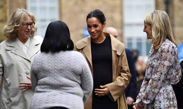 Die schwangere Herzogin Meghan hat die Schirmherrschaft für vier Einrichtungen von Königin Elizabeth II. übernommen. Dazu gehören das National Theatre, die Vereinigung der Commonwealth-Universitäten, die Tierschutzorganisation Mayhew und die Einrichtung Smart Works, die Frauen auf dem Arbeitsmarkt fördert. Letztere hatte sie umgehend besucht. Zu diesem Anlass trug die Herzogin ein Kleid der Umstandsmodemarke Hatch in Kombination mit einem Baumwoll-Mantel von Oscar de la Renta.