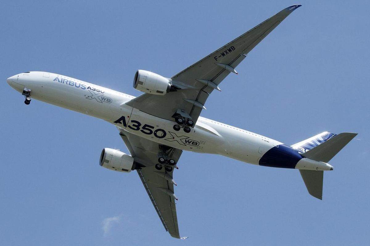 Spektakulär war der Augenblick, als der neue Airbus A350 das Messegelände überflog.