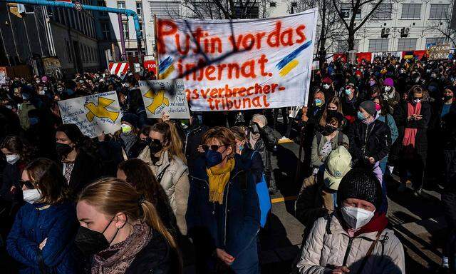 Proteste vor der russischen Botschaft in Berlin. 