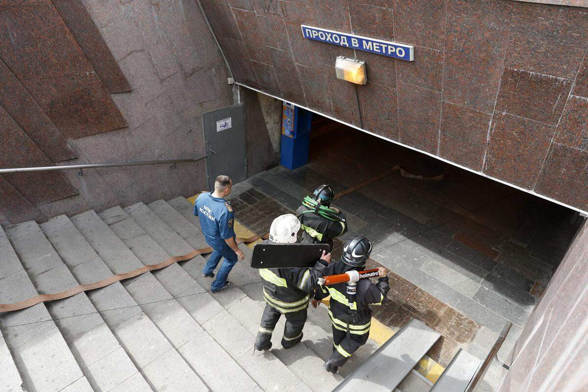 Im Westen Moskaus in der so genannten Blauen Linie ereignete sich Dienstagfrüh ein schweres U-Bahn-Unglück. Drei Waggons einer Garnitur entgleisten, mindestens 20 Menschen kamen ums Leben.