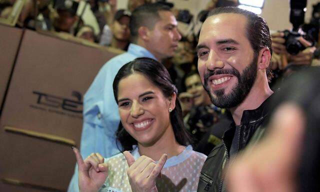 Nayib Bukele feiert seinen Sieg in San Salvador mit seiner Frau Gabriela.