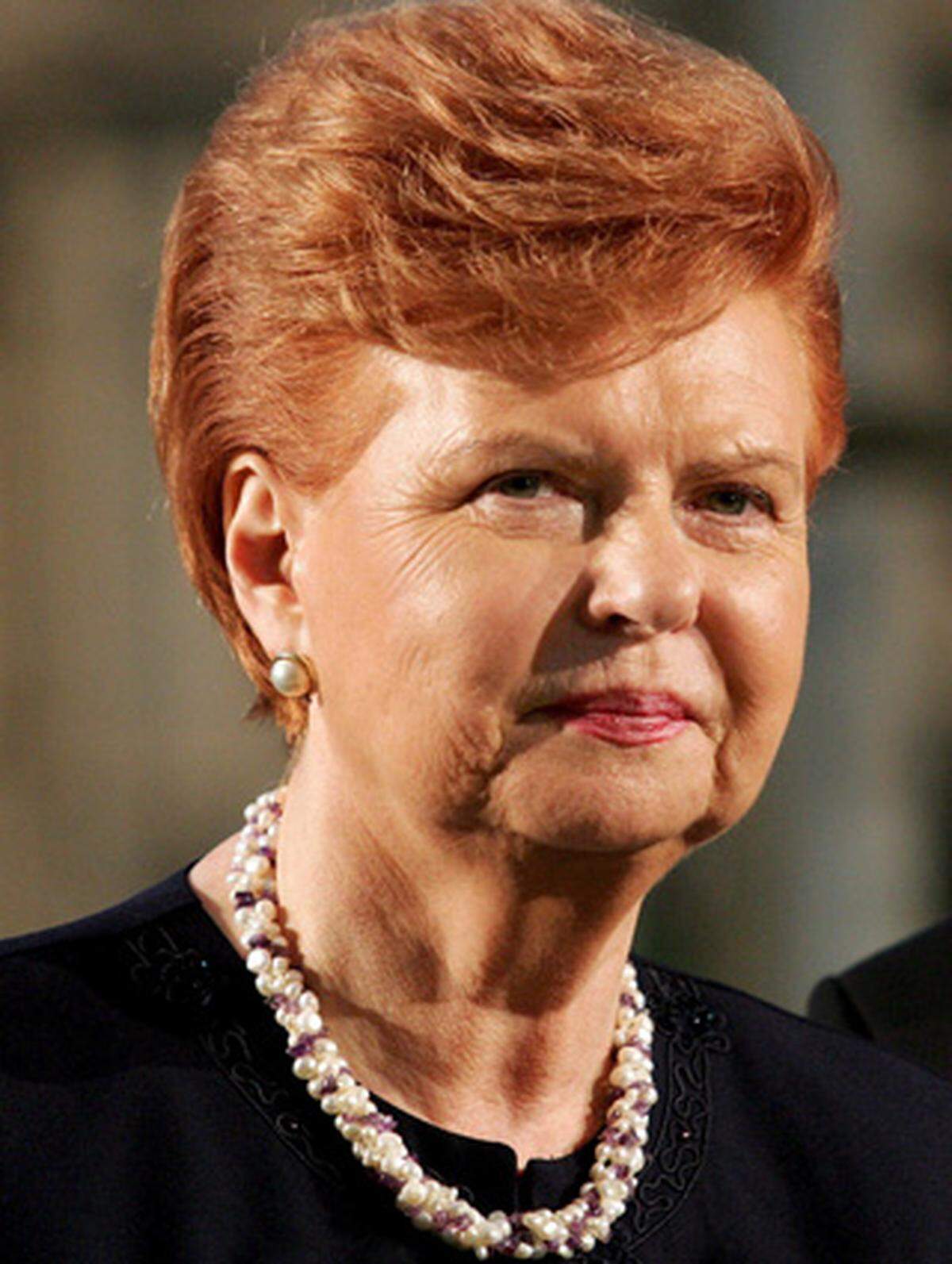 Die frühere lettische Präsidentin (1999-2007) gilt als "Eiserne Lady des Ostens" und wird vor allem von osteuropäischen Staaten ins Spiel gebracht. Während der Sowjetzeit lebte sie in Kanada. Unter ihrer Präsidentschaft trat Lettland der EU und der NATO bei. Auch sie war eine Verfechterin des Irak-Kriegs.