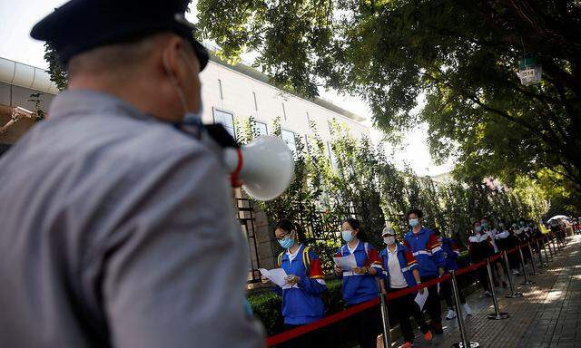 Anstellen für die große Prüfung: In ganz China treten 10,7 Millionen Schüler zur Abschlussprüfung an, die über die Zulassung zu den Universitäten entscheidet.