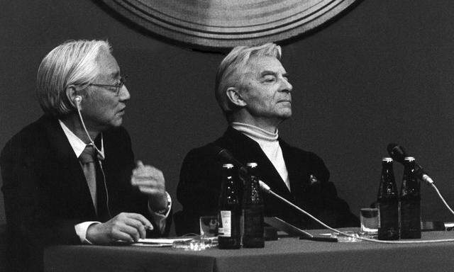 „Alles andere war Gaslicht“: Dirigent Herbert von Karajan, stets ein Freund des technischen Fortschritts, mit Sony-Chef Akio Morita bei der Präsentation der ersten CD 1981.