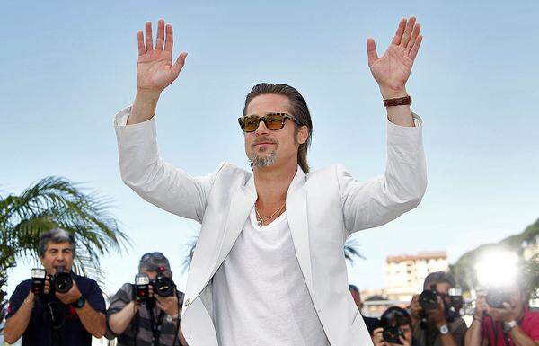 Schau, schau. Schöne Menschen flanieren auf der Promenade der Croisette. Produzent und Darsteller Brad Pitt ist in dem (in Cannes mit Buh-Rufen versehenen) Film "The Tree of Life" als aggressiver Vater zu sehen. An seiner Seite spielt Sean Penn.