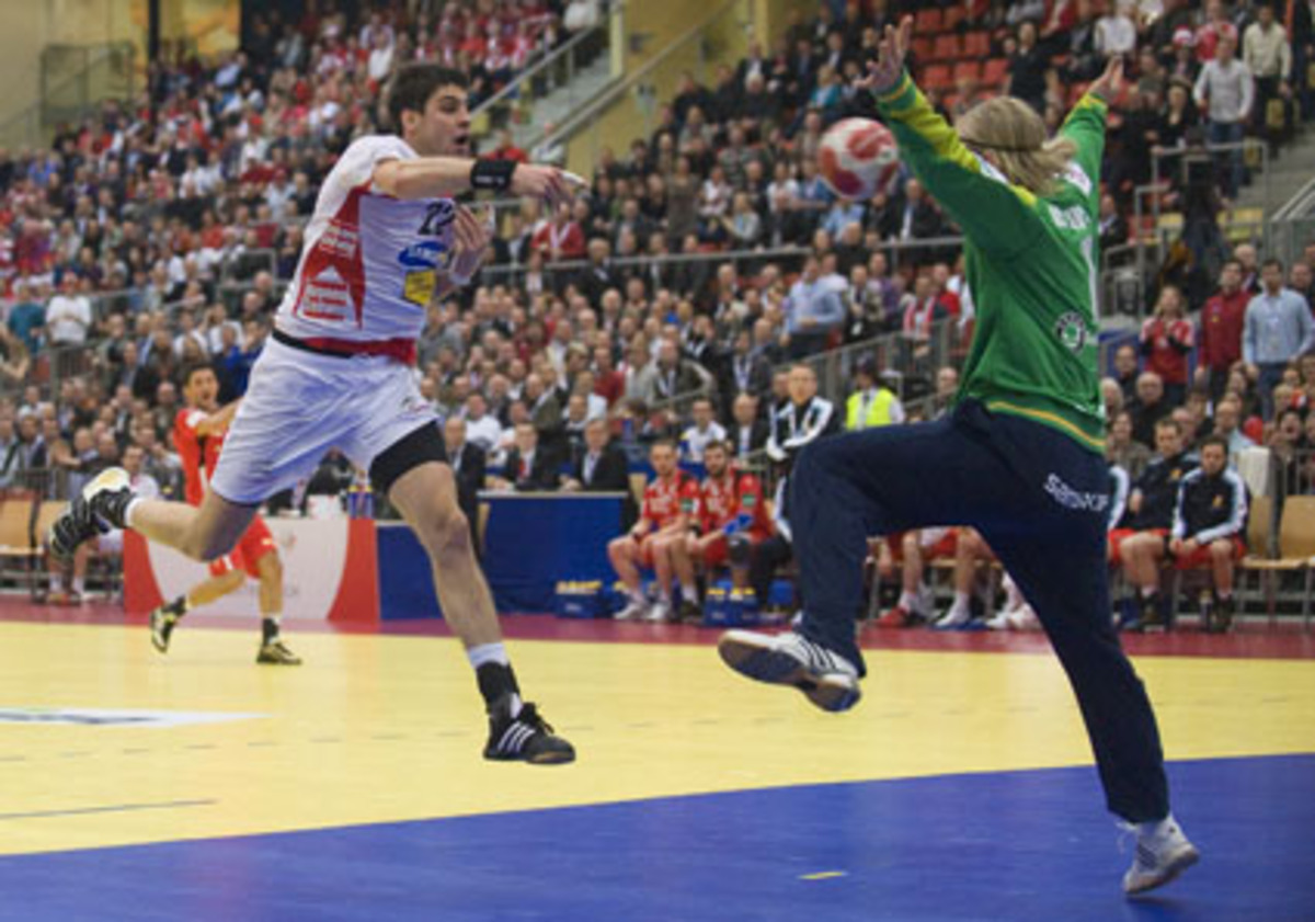 "Durch unsere gute Deckungsarbeit und unser Pressing haben wir die Isländer am Schluss noch einmal verunsichert. Dadurch haben wir noch einmal den Ball bekommen. Ich wollte eigentlich den Gegenstoßpass zu Robert Weber auf rechts Außen spielen. Aber dann habe ich gesehen, dass der Tormann aus dem Tor läuft und habe den Ball zum Glück noch aufs Tor gebracht. Wir haben das gesamte Spiel offen gestaltet und haben immer daran geglaubt, dass wir noch einen Punkt oder den Sieg holen können. Unser Einsatz wurde belohnt."