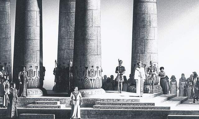 Tableau aus Herbert von Karajans Breit- wandinszenierung der „Aida“, 1979. 