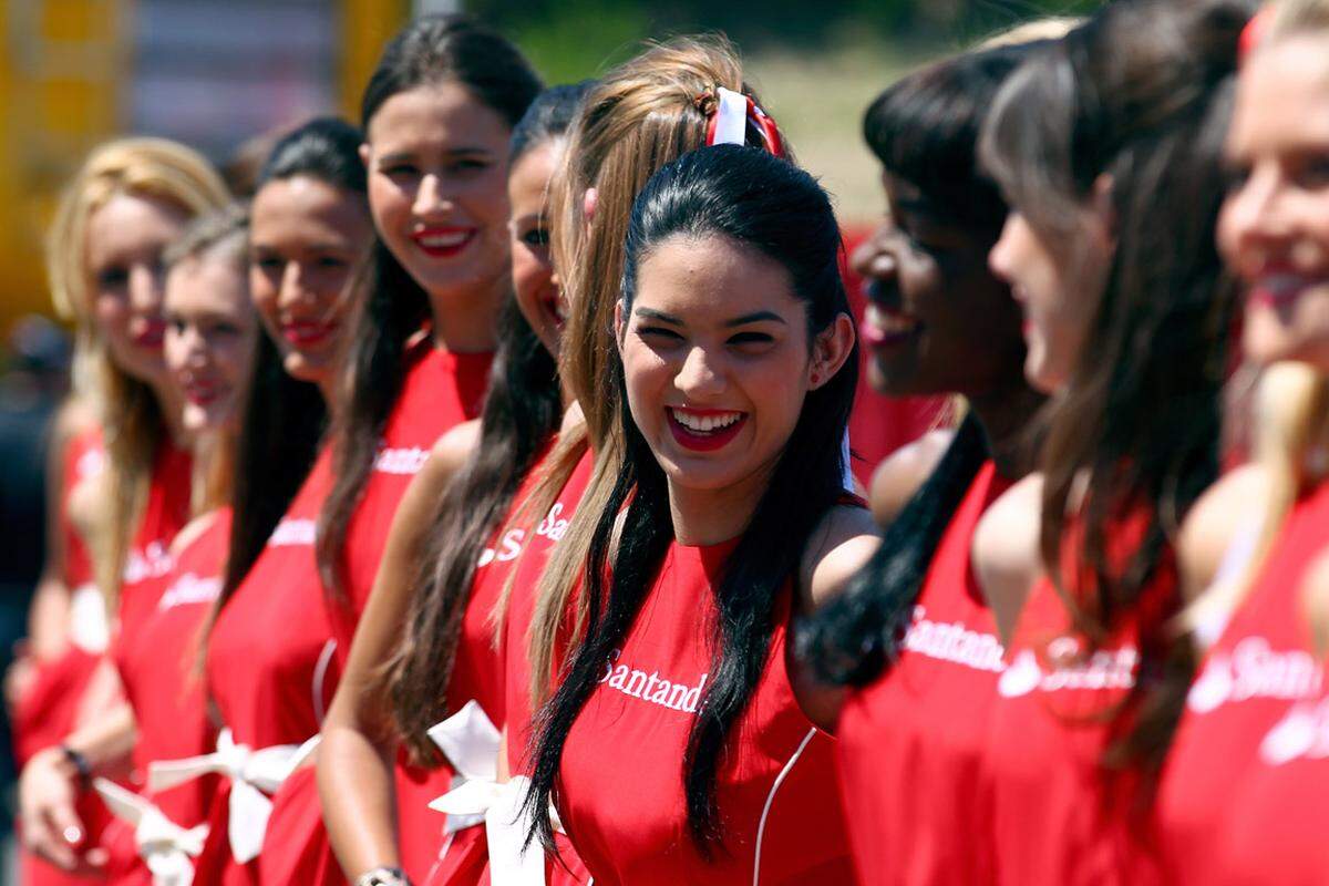Viva Espana! Diese Damen begrüßten die Formel-1-Piloten auf der zweiten Europa-Station in Spanien.