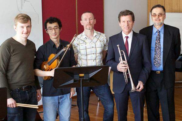 Und am Salzburger Mozarteum gab der Minister seine Trompetenkünste zum Besten - bei einer Jazzeinlage gemeinsam mit Studierenden der Kunst- und Musikuni.