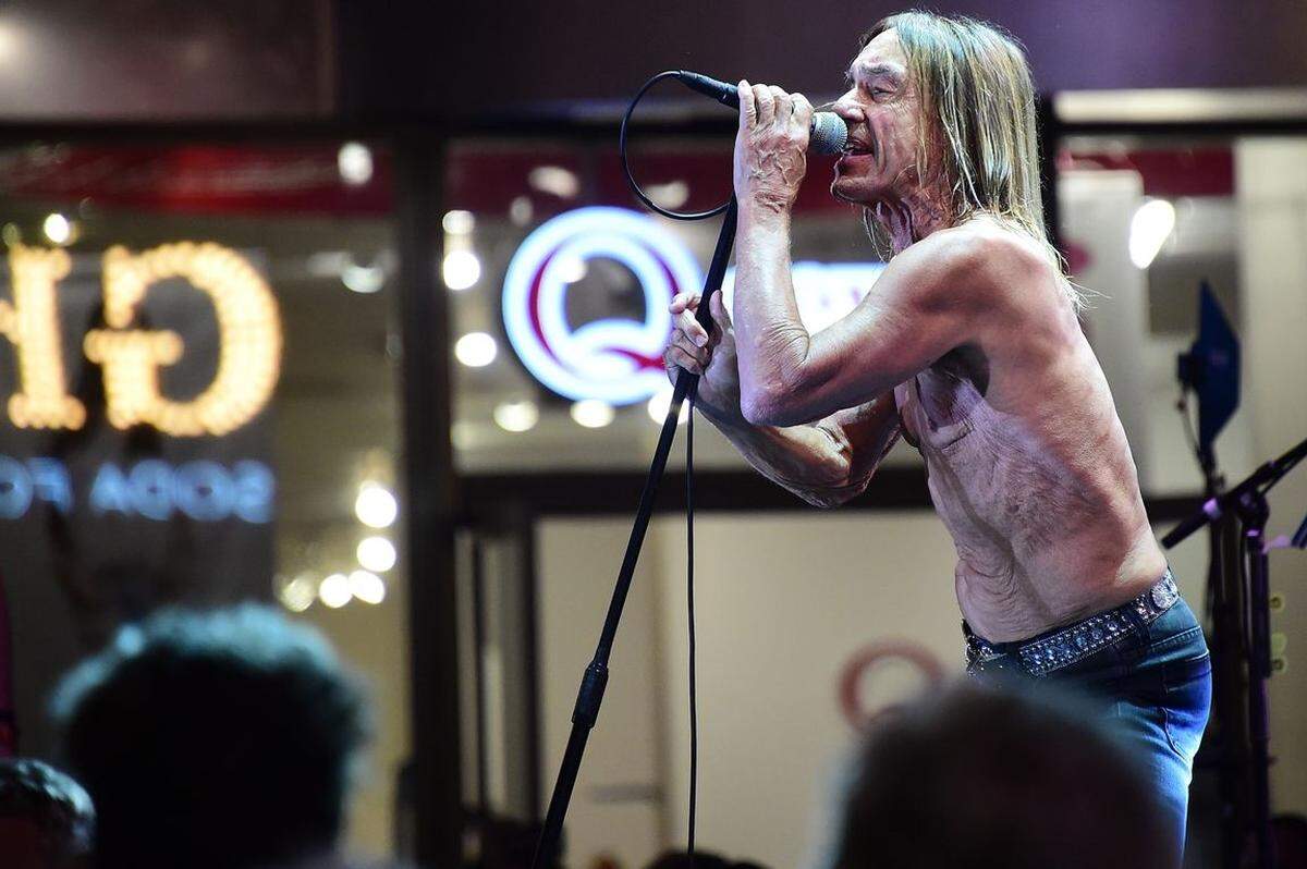 Bowies langjähriger Weggefährte Iggy Pop, der auch immer wieder musikalisch mit Bowie zusammengearbeitet hatte sagte: "Davids Freundschaft war das Licht meines Lebens, ich habe nie jemand Genialeren getroffen. Er war der Beste." 