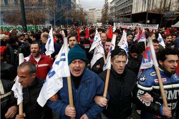 In Athen gingen am Dienstagvormittag rund 14.000 Menschen auf die Straße.