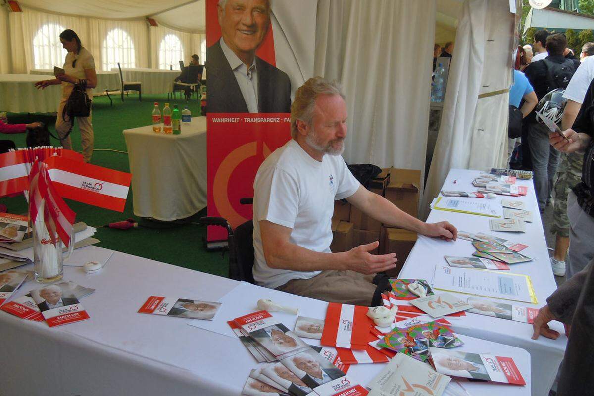 Am Infostand konnte man sich mit Informationen, CDs und Jojo eindecken - und Gutscheine für Getränke und Leberkäse erstehen.