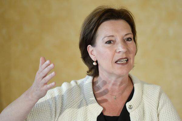 Die bisherige Beamtenministerin Gabriele Heinisch-Hosek (SPÖ) löst Claudia Schmied als Unterrichtsministerin ab und nimmt die Frauenagenden mit.
