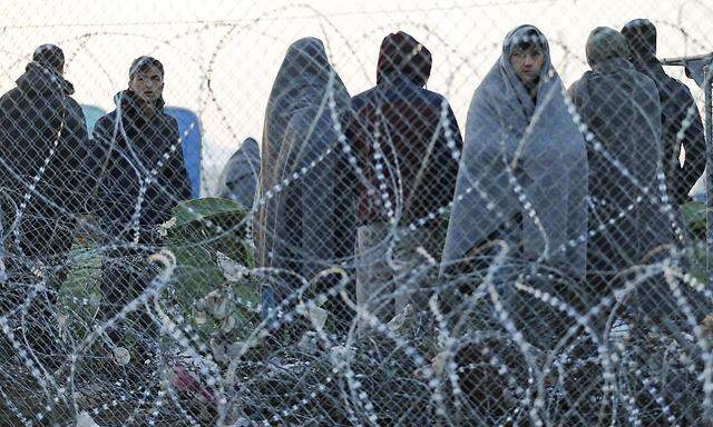 Flüchtlinge hinter einem Grenzzaun zwischen Griechenland und Mazedonien.