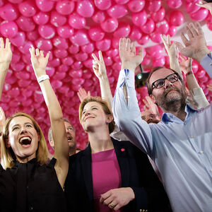 Leichte Zugewinne sorgen für Jubel bei der pinken Wahlparty.  