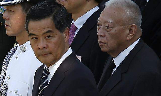 Hongkongs Regierungschef Leung Chun-ying (li.) soll zurücktreten, fordern die Demonstranten. Rechts im Bild Leungs Vorgänger Tung Chee-hwa.