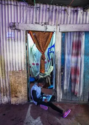 In den Slums von Nairobi verrichten viele junge Menschen schlecht bezahlte Datenarbeit, die von Machtmissbrauch geprägt ist.