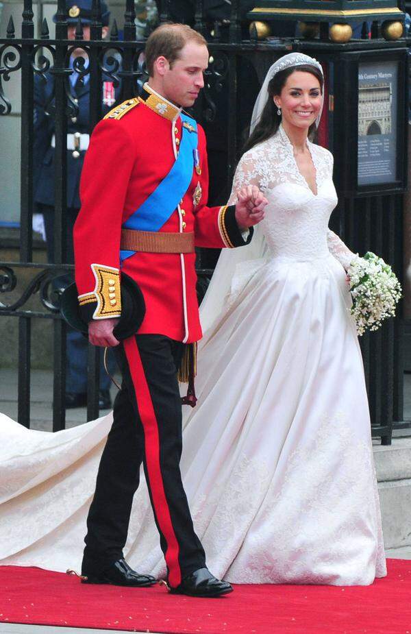 Im kollektiven Gedächtnis verankert sind auch die Bilder der Hochzeit von Prinz William und Herzogin Catherine 2011, die ein Spitzenkleid von Sarah Burton von Alexander McQueen trug.