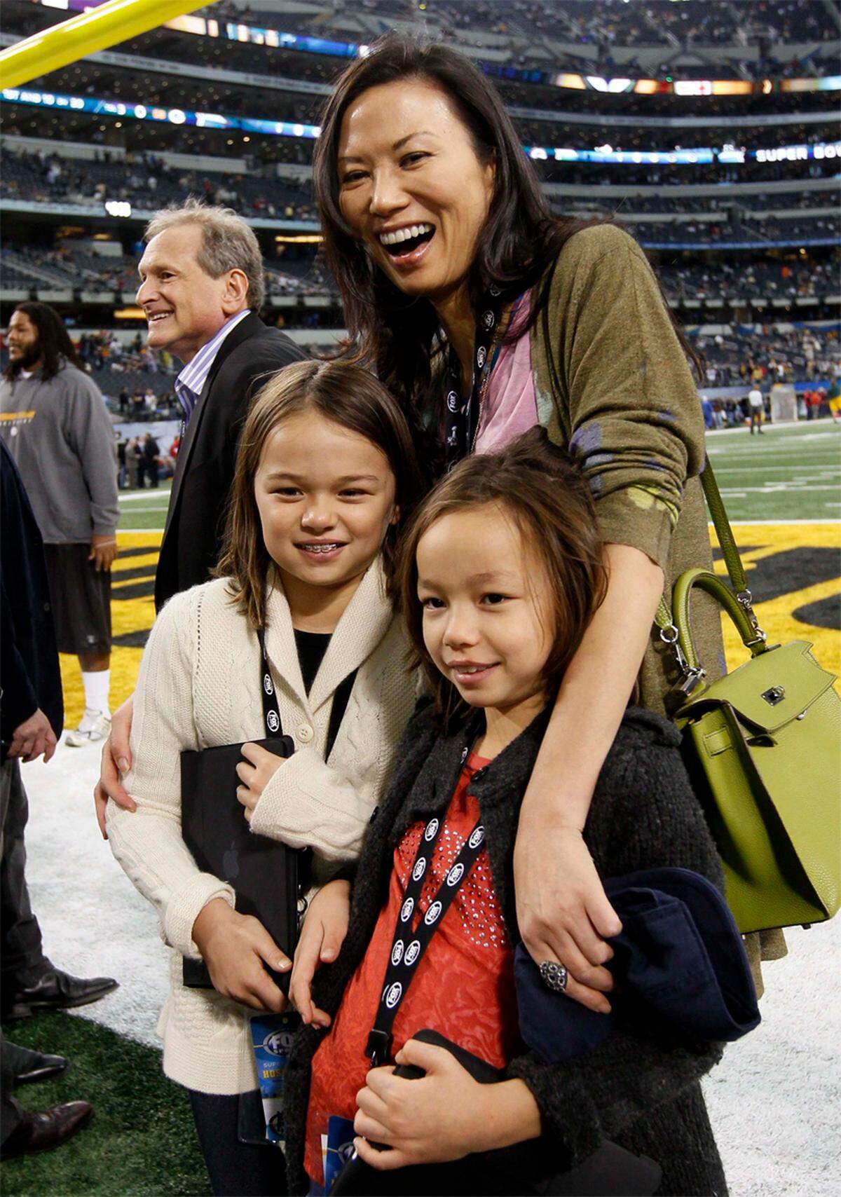 Ein kleines Familienporträt von Wendi Deng, Gattin des Medienmagnaten Rupert Murdoch und ihren Töchtern Chloe und Grace Murdoch.