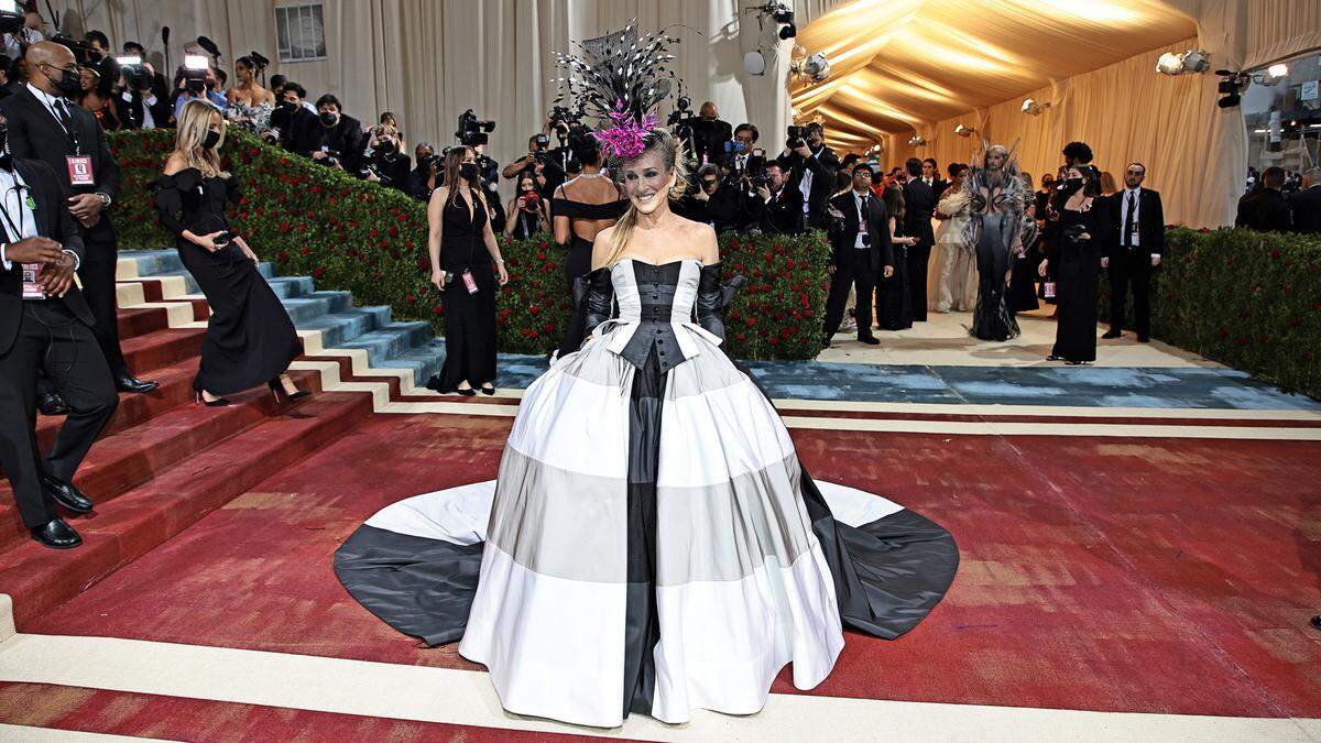 Hauptrolle in vielen Outifts der heurigen Gala spielte ein aufwendiges Korsett, so auch im von John Rogers eigens angefertigten Kleid für Sarah Jessica Parker. Sie kombinierte es mit einem Hut von Philip Treacy.