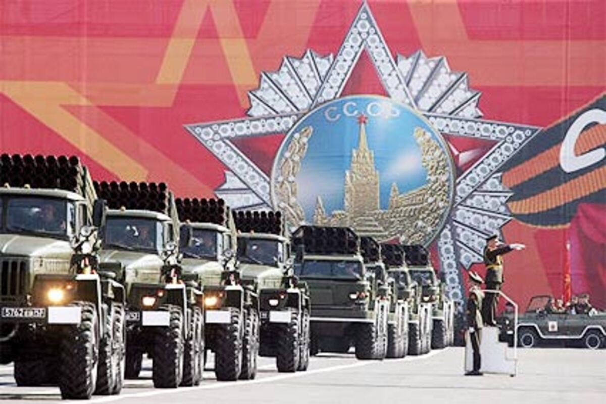 Die Kosten für die Parade sind enorm. Allein die von den tonnenschweren Fahrzeugen an Straßen und Kanalisation verursachten Schäden belaufen sich auf umgerechnet 40 Millionen Euro, wie die Moskauer Stadtverwaltung mitteilte.