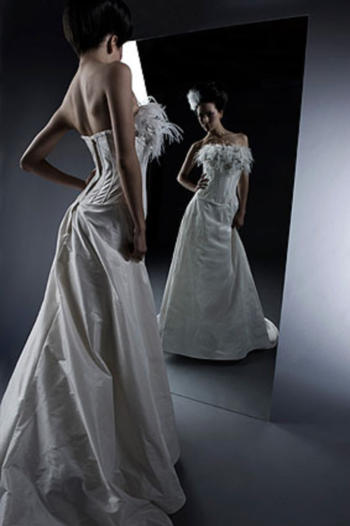 Die gebürtige Steirerin Eva Poleschinski ist ein junges Highlight der Wiener Modeszene. Kennt man ihr Label [ep_anoui] doch schon im Inland von Branchenevents wie dem Modepalast, dem Fashion & Lifestyle Award oder den Ringstraßen Galerien Awards. Seidentaftrobe mit drapierten Bustier, Maribufedern und Kristallsteinen bestickt, 1490 Euro. 