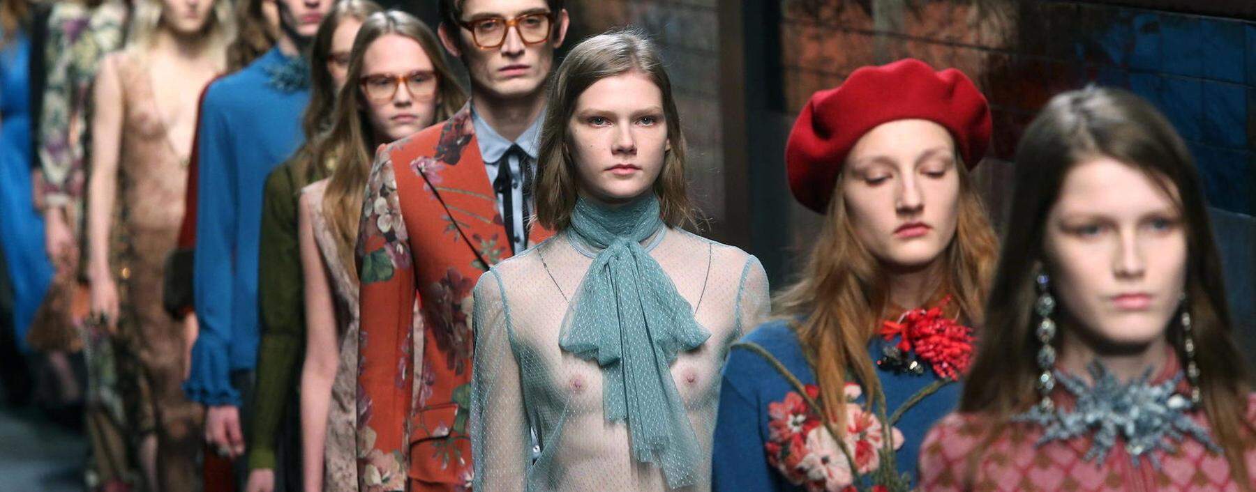 Anfang 2015 tritt Alessandro Michele aus der zweiten in die erste Reihe bei Gucci: Die neue Romantik beginnt.