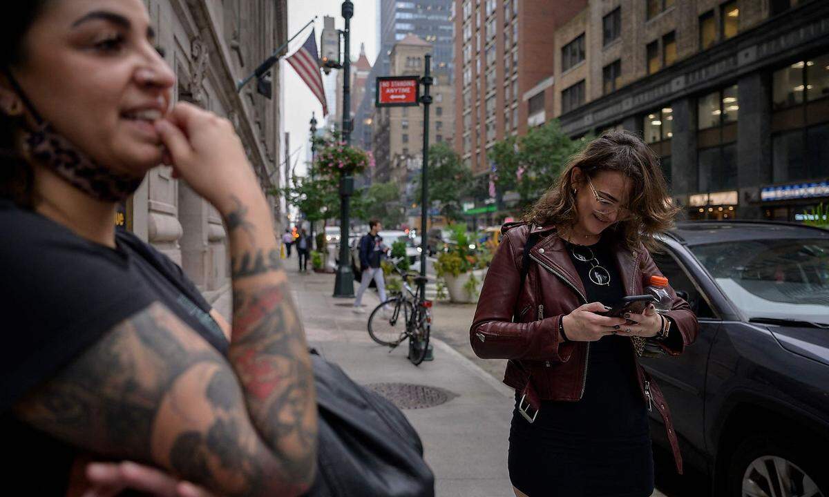 Zwei Frauen während des Facebook-, Instagram- und WhatsApp-Ausfalls in New York