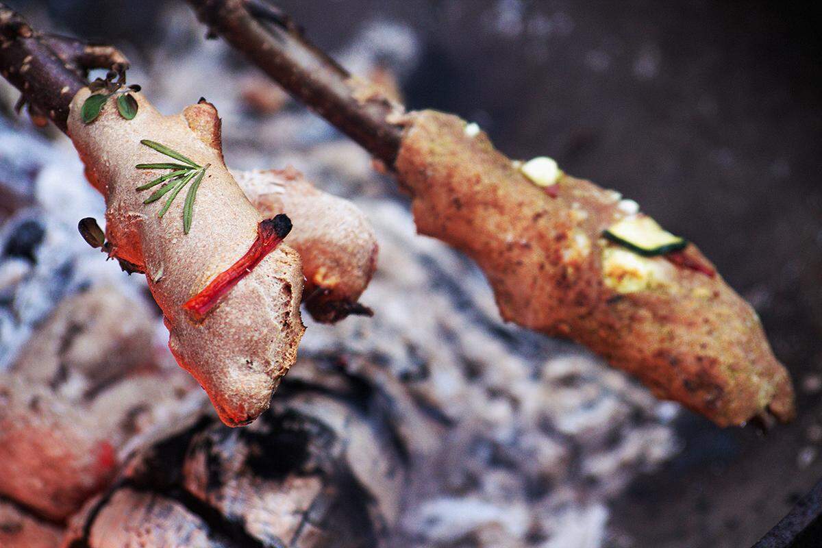 Die zahnfreundliche Variante vom Staberlgrillen ist das Stockbrot. Das Prinzip ist einfach: etwas Fladenteig zu einer Wurst (1 bis 2 cm Durchmesser) rollen, über das Ende eines Holzstocks wickeln und über der Glut grillen, bis das Brot gar ist. Aufpassen sollte man nur bei der Wahl des Werkzeugs: Ahorn, Birke, Haselnuss oder Buche wären zum Beispiel ungiftige Bäume. Das Brot lässt sich je nach Geschmack mit Kräutern, Nüssen oder Speck anreichern.