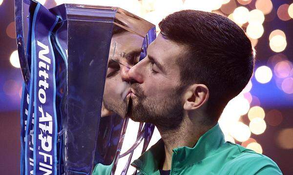 Der siebente Kuss auf diesen Pokal: Novak Djokovic schrieb damit Tennis-Geschichte.