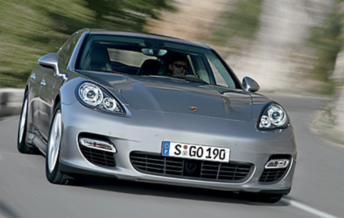 Sie wirken nervös, die Herrschaften von der Porsche AG. Obwohl in den letzten zehn Jahren alles zu Gold geworden ist, was das Porsche-Wappen trägt, erlebt der Panamera, Porsches vierte Baureihe und erster Beitrag zum Thema Luxuslimousine, den Marktstart zu einem ungünstigen Zeitpunkt.