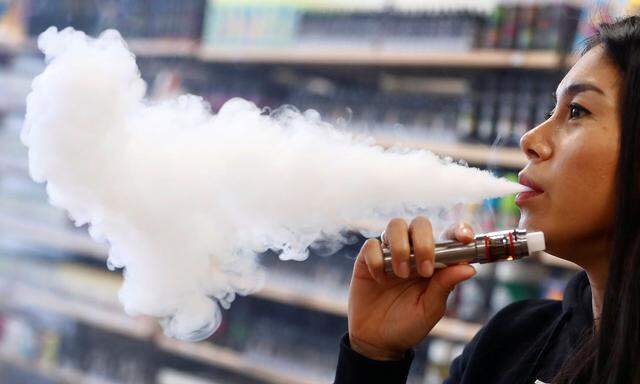 Elektrische Zigaretten, bei denen nikotinhaltige Flüssigkeit verdampft wird, haben enorm an Beliebtheit gewonnen