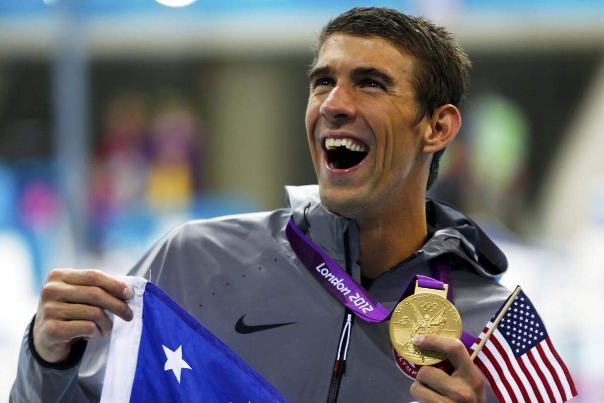 Feiern durfte Phelps aber doch: mit der Staffel über 4x200 m Freistil, 100 m Schmetterling und 200 m Lagen. Als erster männlicher Schwimmer siegte er dreimal hintereinander auf diesen Einzelstrecken bei Olympia und war mit vier Gold- und zwei Silbermedaillen der erfolgreichste Sportler in London.