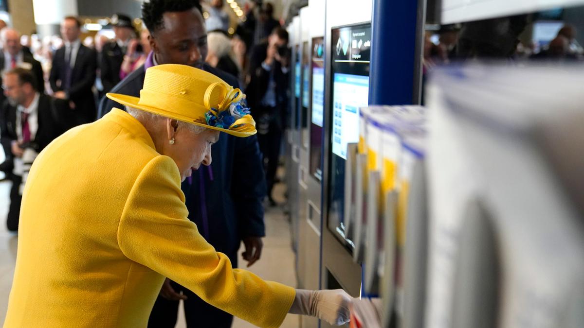 Queen Elizabeth am Ticket-Automaten.