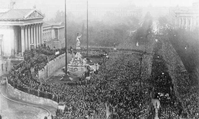 Eine große Menschenmenge kam zum Parlament, um die Geburtsstunde der Republik am 12. November 1918 zu erleben.