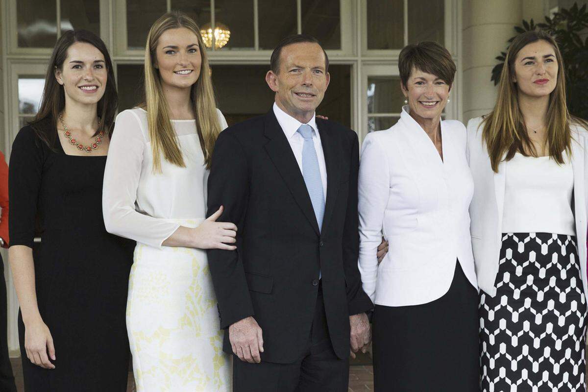 "Ich gehöre vermutlich zu diesen 'schuldigen' Eltern, die ihre Kinder gelegentlich gezüchtigt haben - ein ganz leichter Klatscher, muss ich sagen", betonte der Regierungschef. Dann legte er nach: "Alle Eltern wissen, dass eine Watsche manchmal das Beste ist, was man machen kann, aber es sollte ihnen nie wehtun."Im Bild: Abbott mit seinen drei Töchtern und seiner Frau Margie.