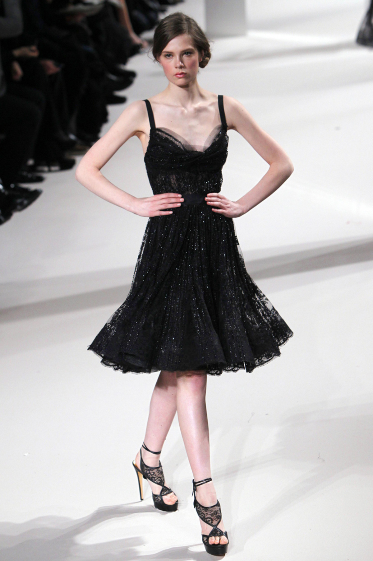 Aufwendig bestickt zeigt Eli Saab wieder makellos schöne Abendroben, die für die Ewigkeit gemacht sind.