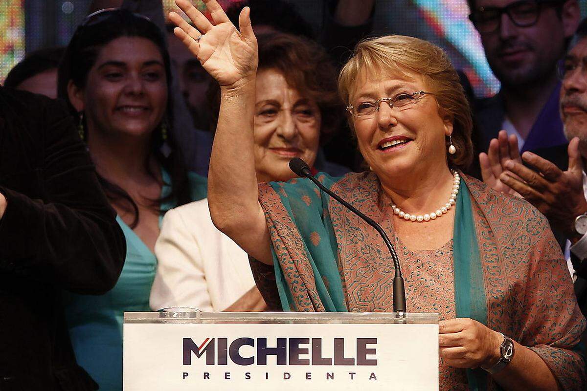 Mit ihrem Sieg in der Stichwahl der chilenischen Präsidentenwahl ist Michelle Bachelet die 19. Frau an der Spitze eines Staates. "Es ist die Zeit für grundlegende Veränderungen gekommen", sagte die 62-Jährige nach der Stichwahl. Bachelet tritt ihre zweite Amtszeit als Staatschefin am 11. März an. Bachelet war bereits von 2006 bis 2010 Chiles erste Frau im Präsidentenamt. Sie konnte aber laut Verfassung nicht direkt für eine weitere Amtszeit antreten.